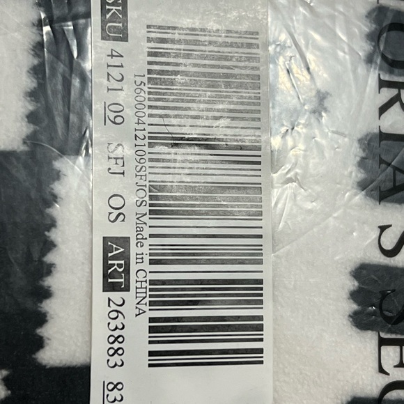 PINK By VS Sherpa Throw Blanket Black White Peace Dogs Logo 50” X 60” NEW‎ - Picture 3 of 3